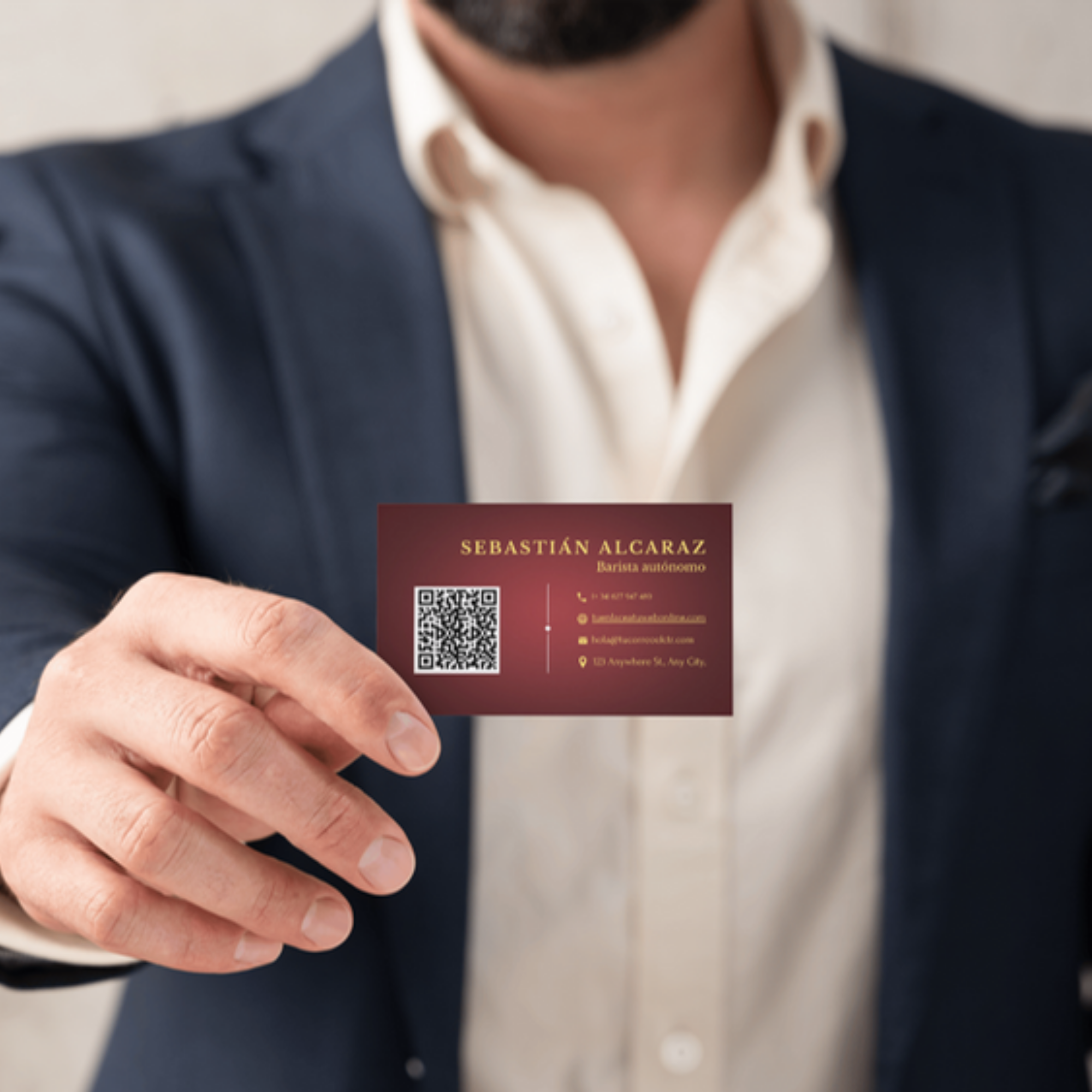 Hombre sujetando tarjeta de visita elegante y profesional.