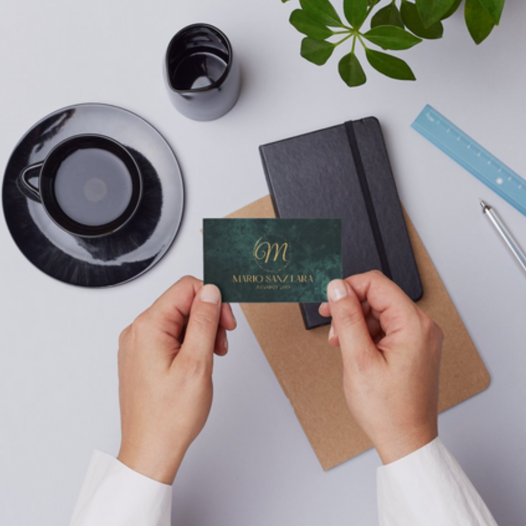 Mano mostrando tarjeta de visita profesional elegante.