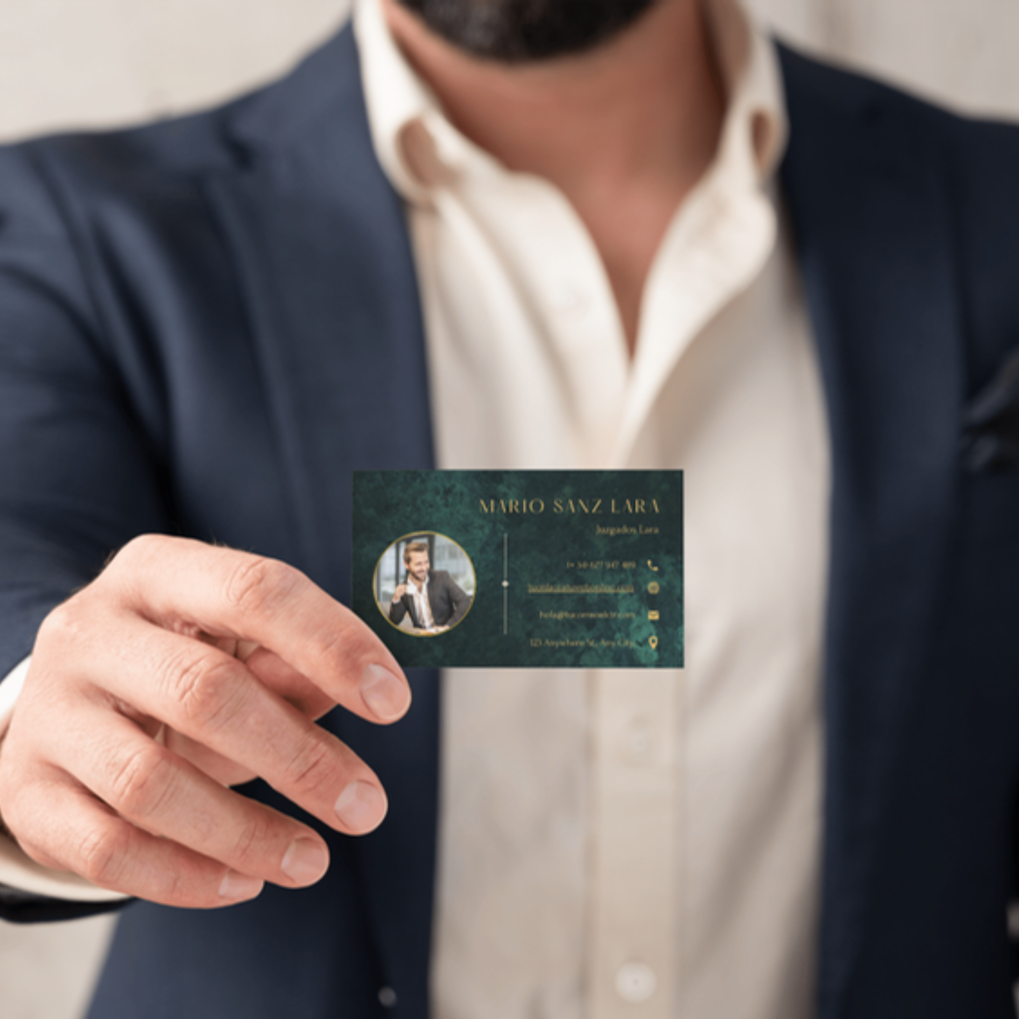 Hombre mostrando tarjeta de visita moderna con diseño profesional.