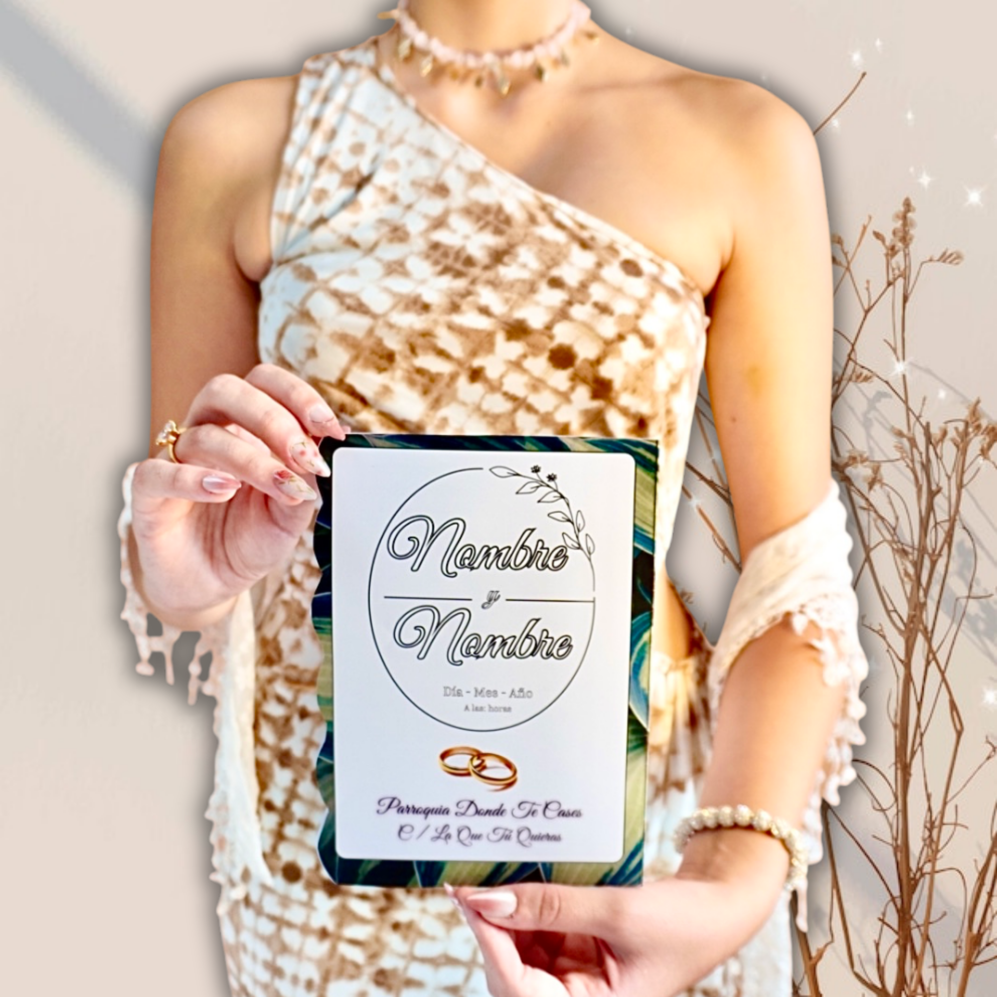 Chica sujetando el programa