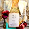 mujer sosteniendo el programa de boda opcion tres