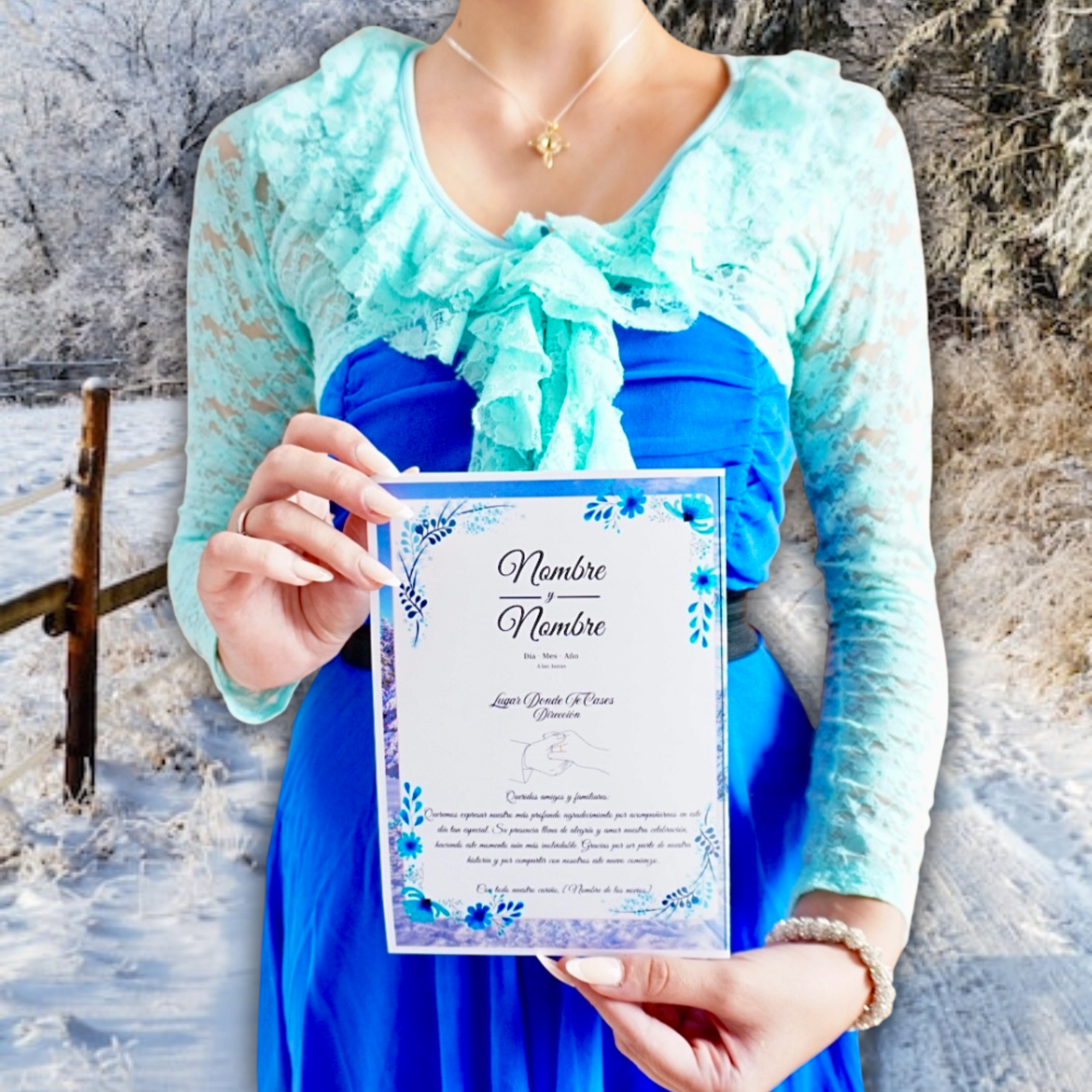 Chicas sujetando el programa