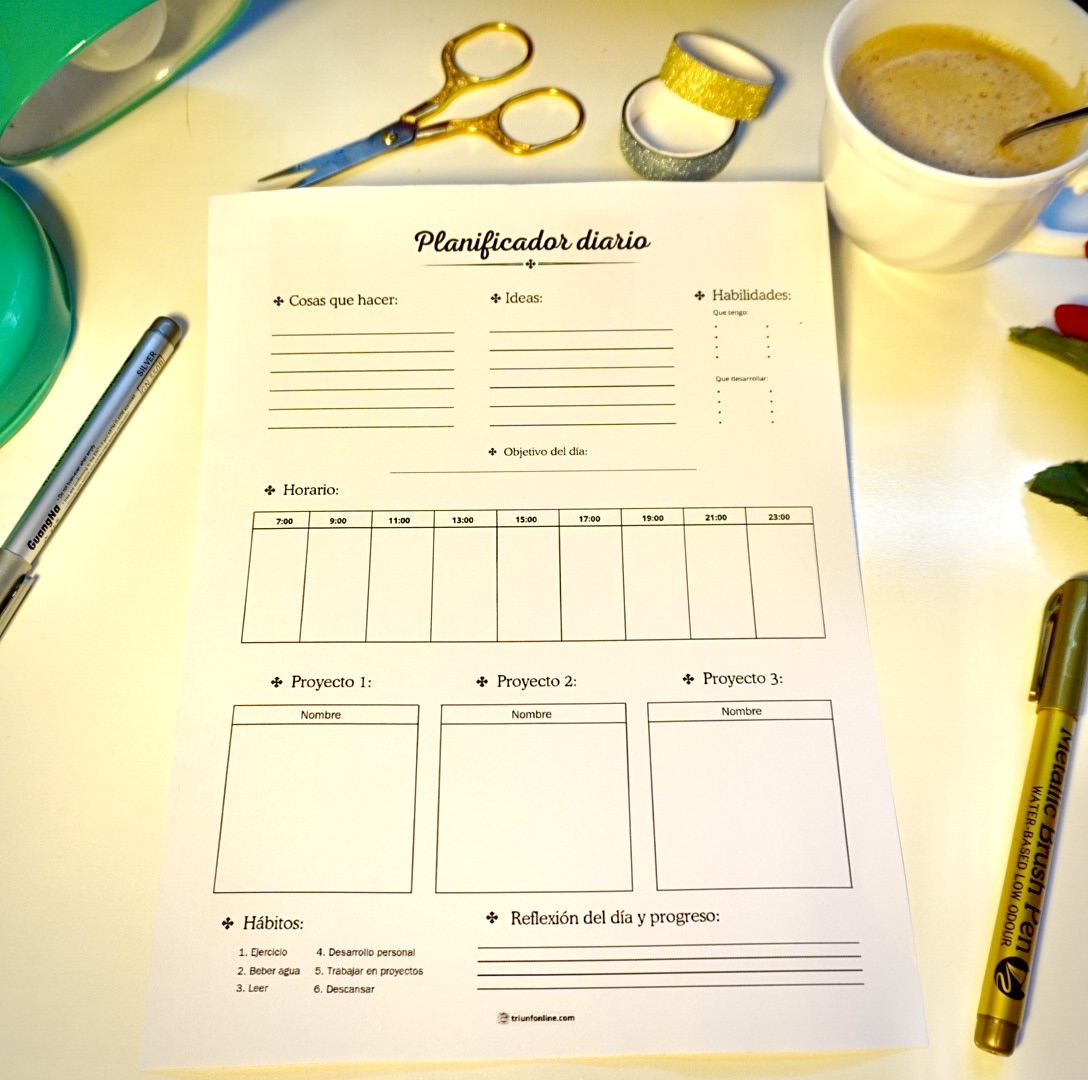 Mano modificando el planificador diario de Triunfonline en dispositivo digital