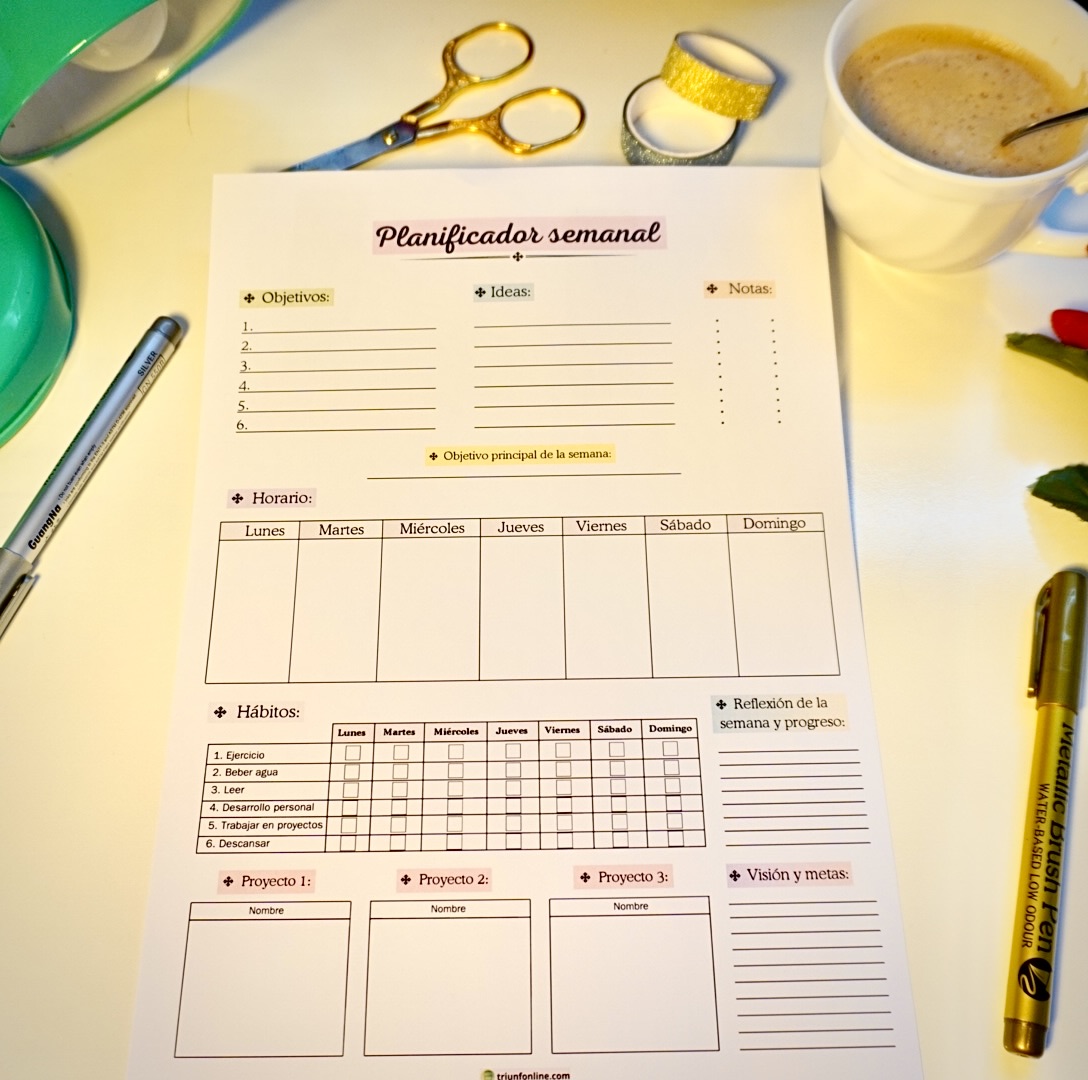 Planificador semanal mostrado a color sobre superficie