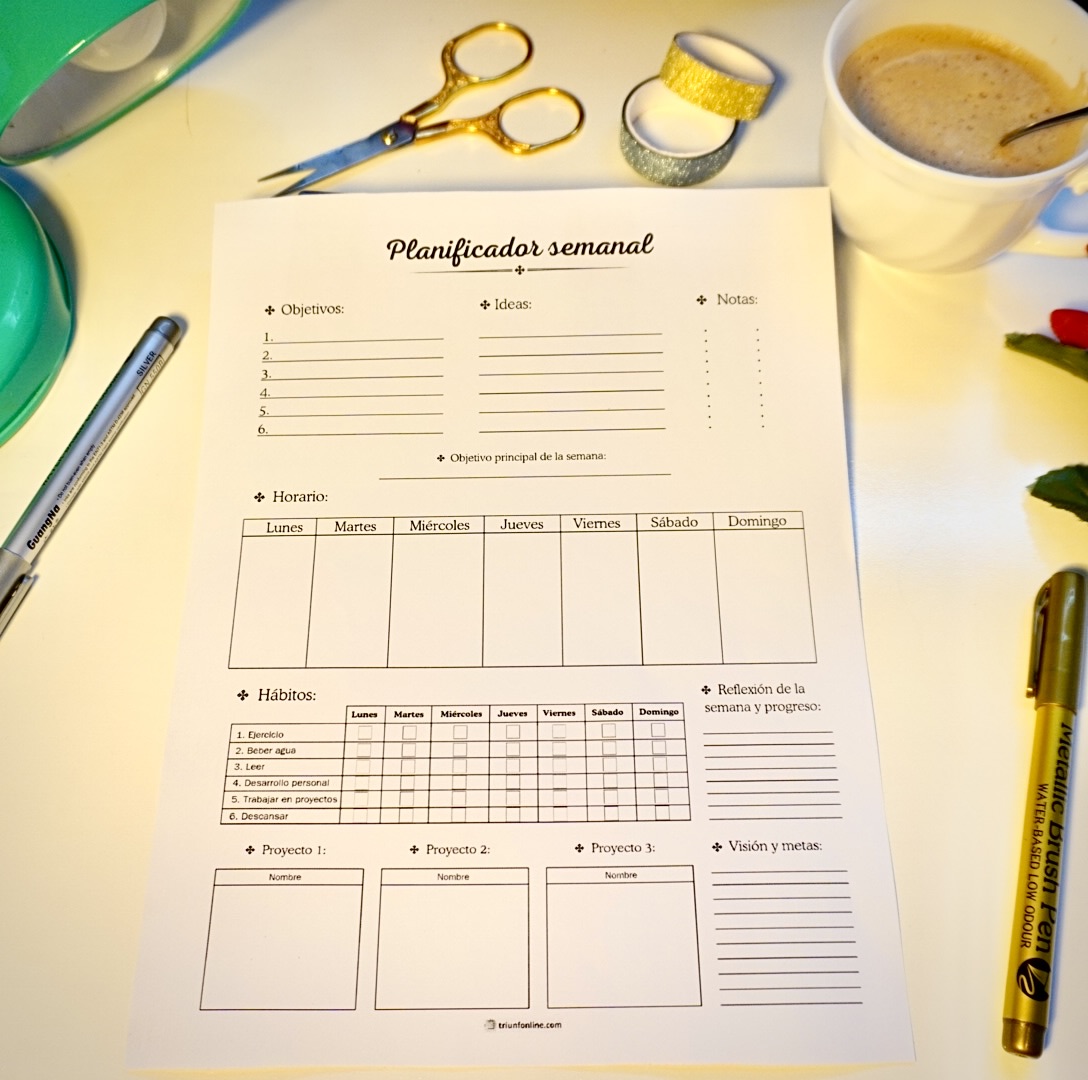 Planificador semanal en versión blanco y negro sobre escritorio