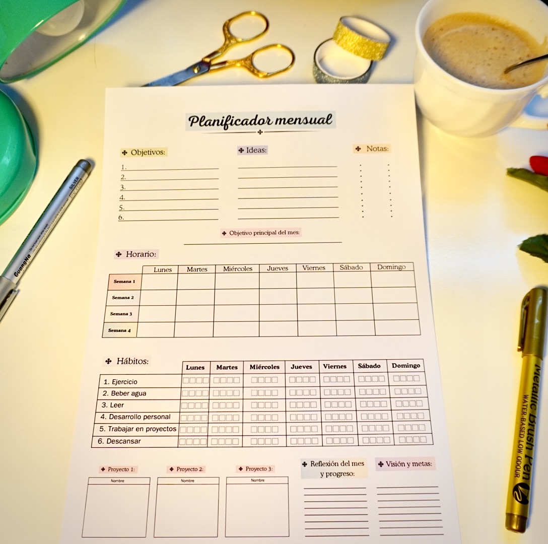 Planificador mensual a color mostrado sobre mesa