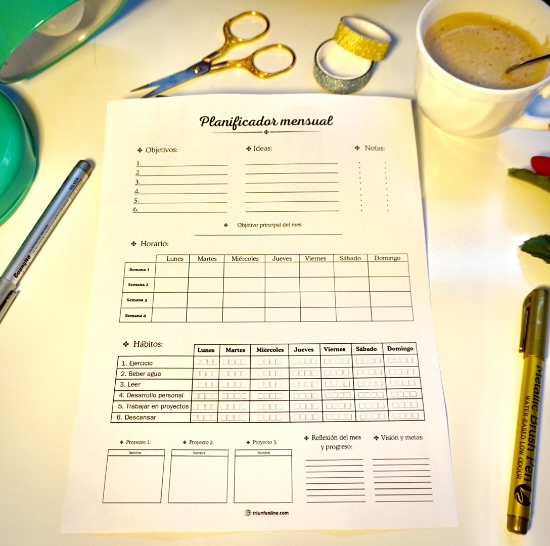 Planificador mensual imprimible en blanco y negro sobre escritorio