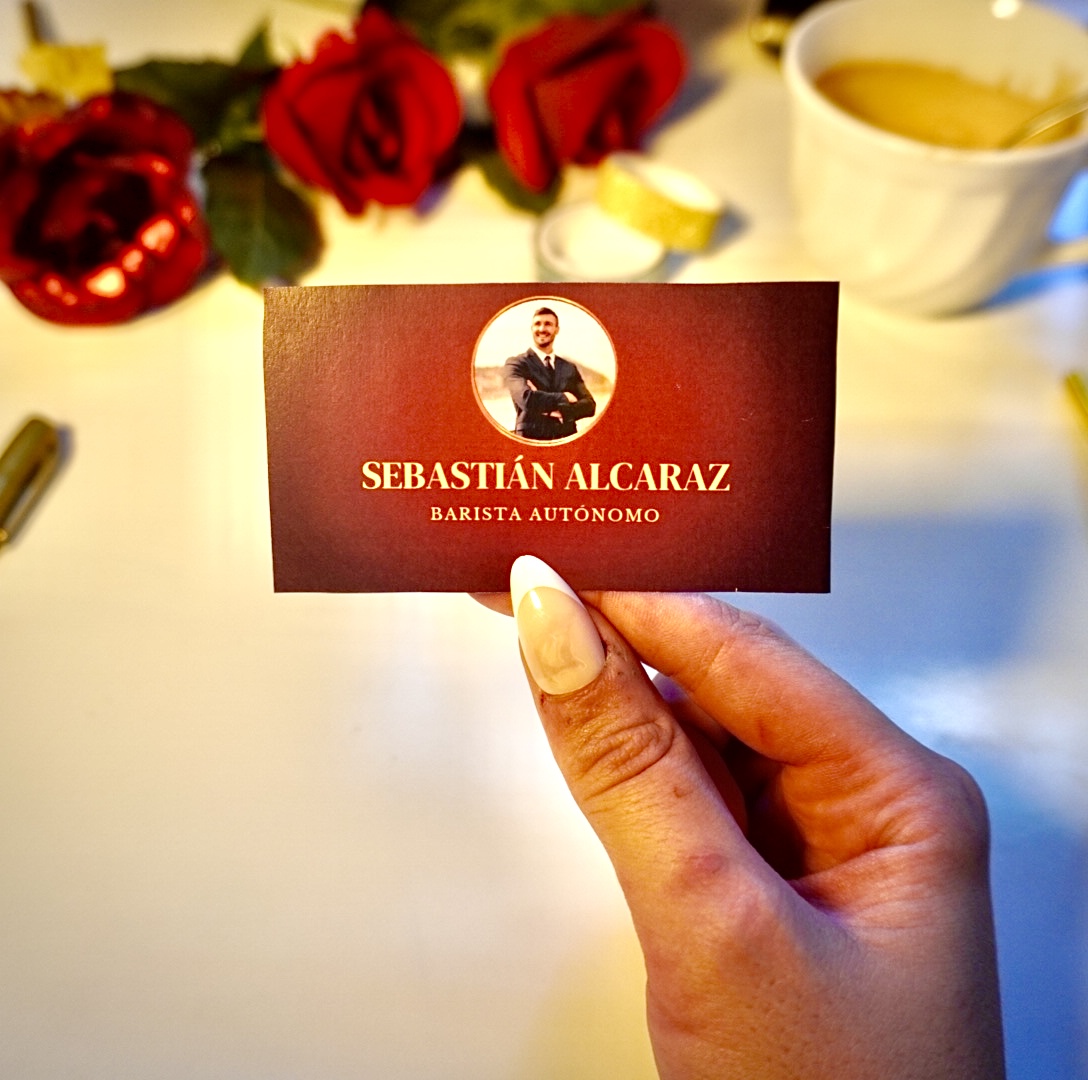 Chica sosteniendo tarjeta de visita opción 4.