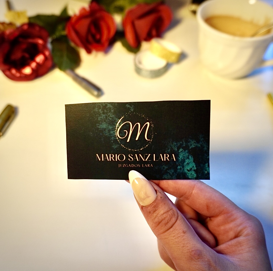 Chica sosteniendo tarjeta de visita opción 5.