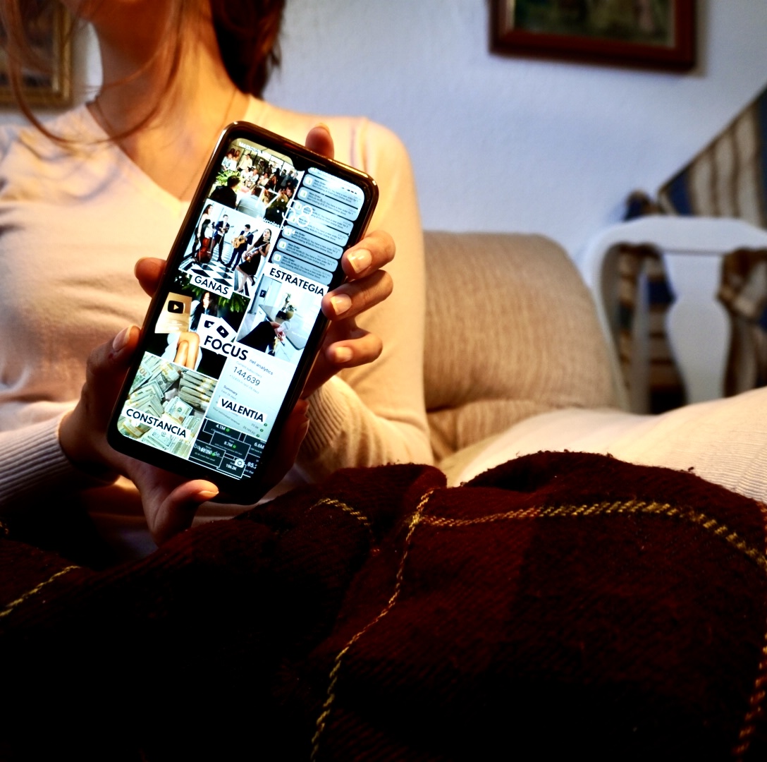 Chica mostrando VisionBoard como fondo de pantalla en móvil.