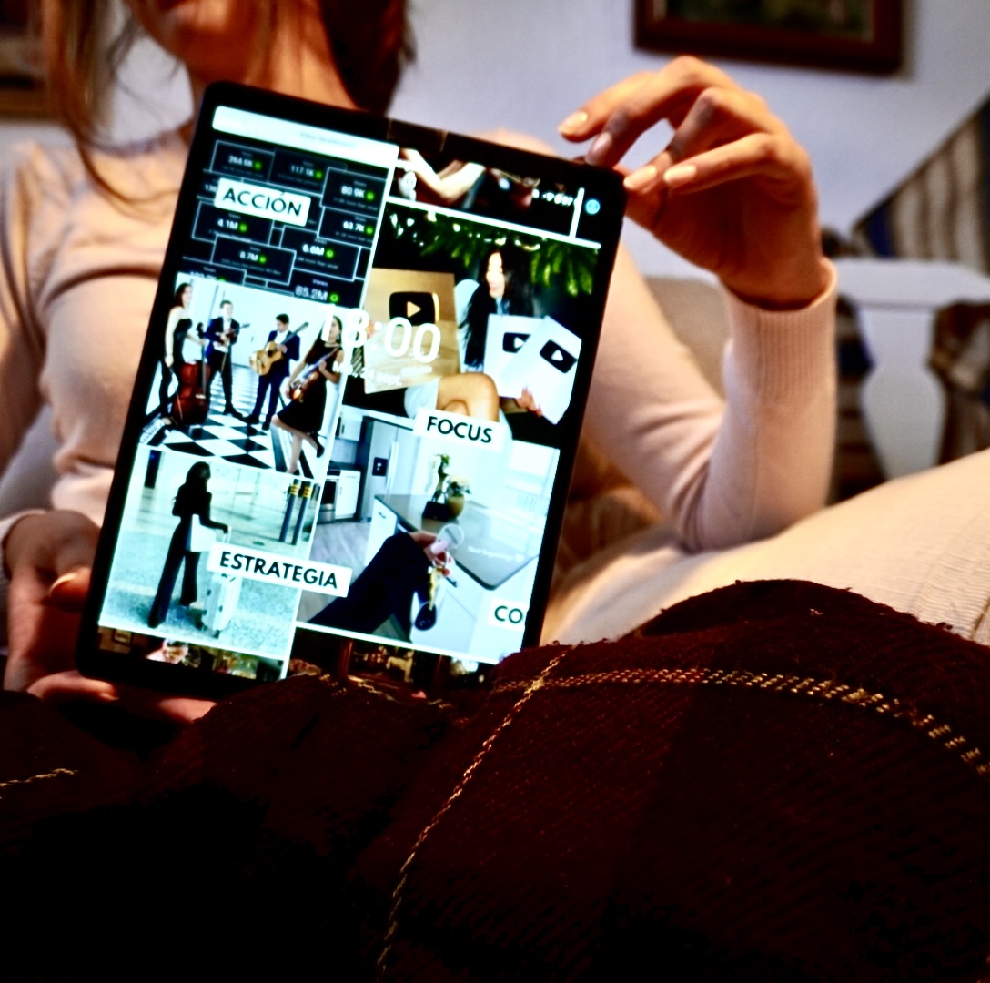 Chica mostrando VisionBoard en tablet vertical.