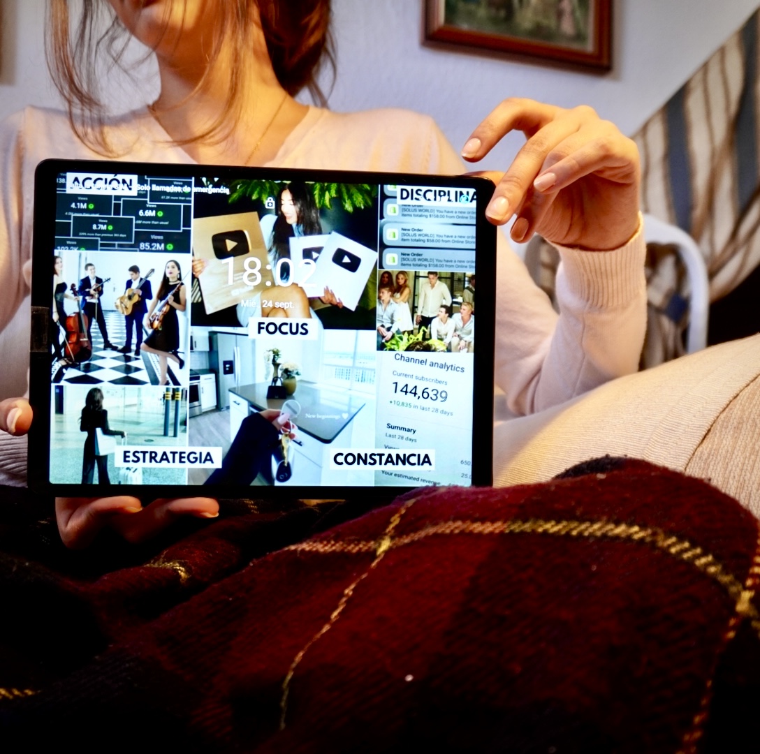 Chica mostrando VisionBoard en tablet, vista general.